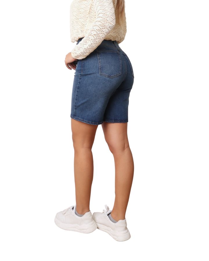 Short jean para mujer
Color azul oscuro
Tiro alto
Silueta ajustada y favorecedora
Diseño moldeador
Bolsillos delanteros funcionales
Bolsillos posteriores funcionales
Denim suave y resistente
Lavado azul clásico
Costuras reforzadas
Fácil de combinar
Diseño cómodo para uso diario