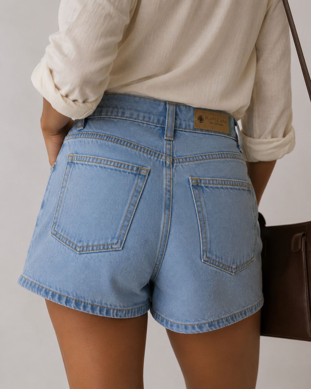 Un básico atemporal diseñado para acompañarte en cualquier ocasión. Este short denim de tiro alto combina una silueta clásica y favorecedora con detalles cuidadosamente elaborados que elevan su apariencia y versatilidad.