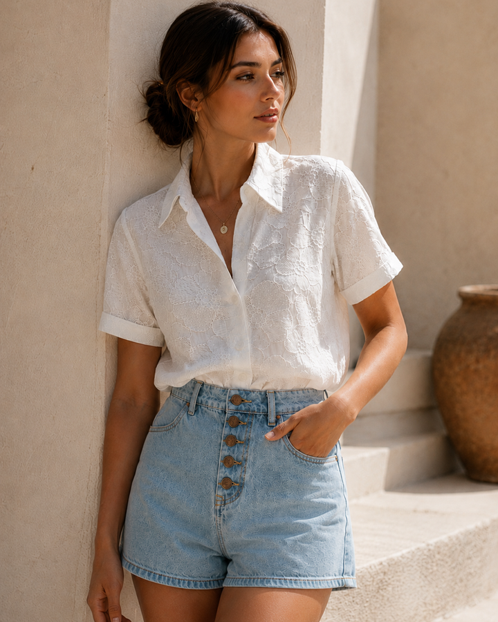 Short denim para mujer
Color azul claro
Tiro alto
Botonadura frontal metálica decorativa
Lavado claro con efecto vintage suave
Bolsillos delanteros funcionales
Bolsillos traseros funcionales
Pasadores para cinturón
Silueta femenina y favorecedora
Acabados premium
Diseño versátil y fácil de combinar