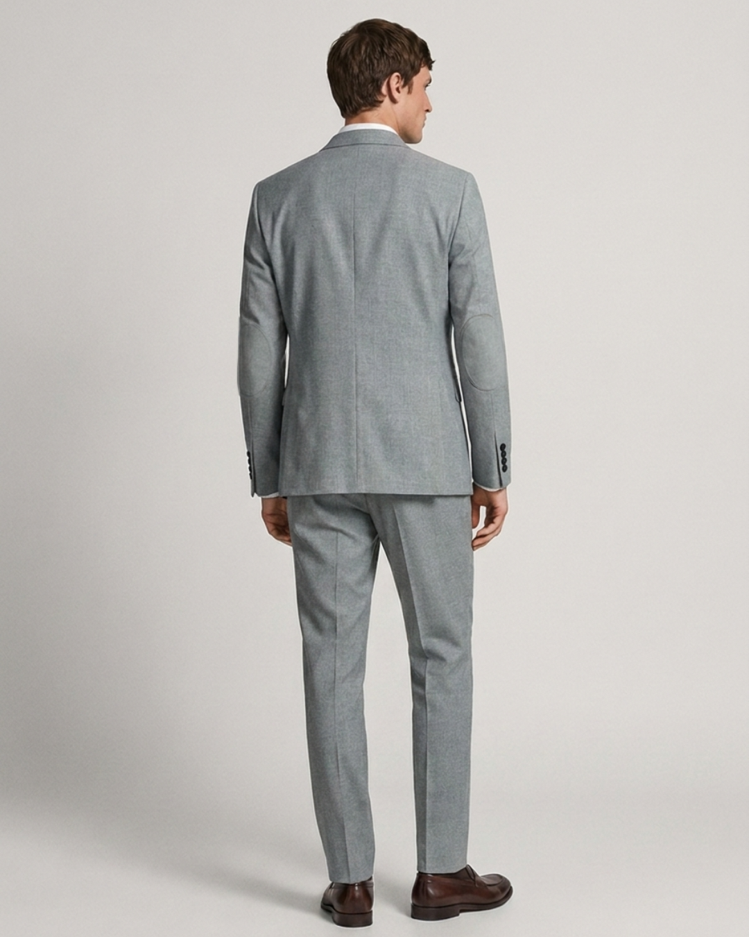 Traje Hombre  Slim Fit Tipo Paño con Coderas. gris claro espalda 