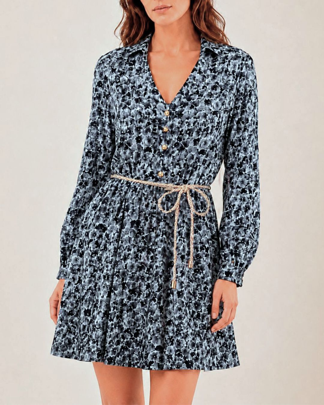 Vista posterior de vestido camisero estampado floral grispara mujer con manga larga y caída fluida. con forro