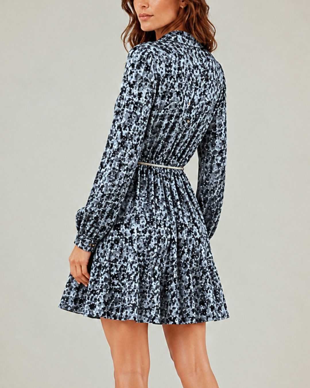 Vista posterior de vestido camisero estampado floral gris para mujer con manga larga y caída fluida con forro