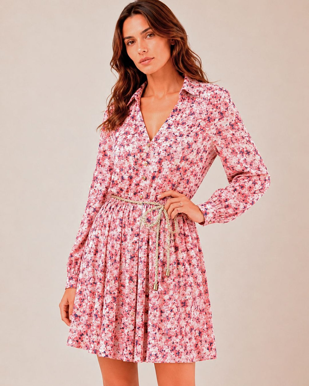 Vista posterior de vestido camisero estampado floral rosa para mujer con manga larga y caída fluida. con forro