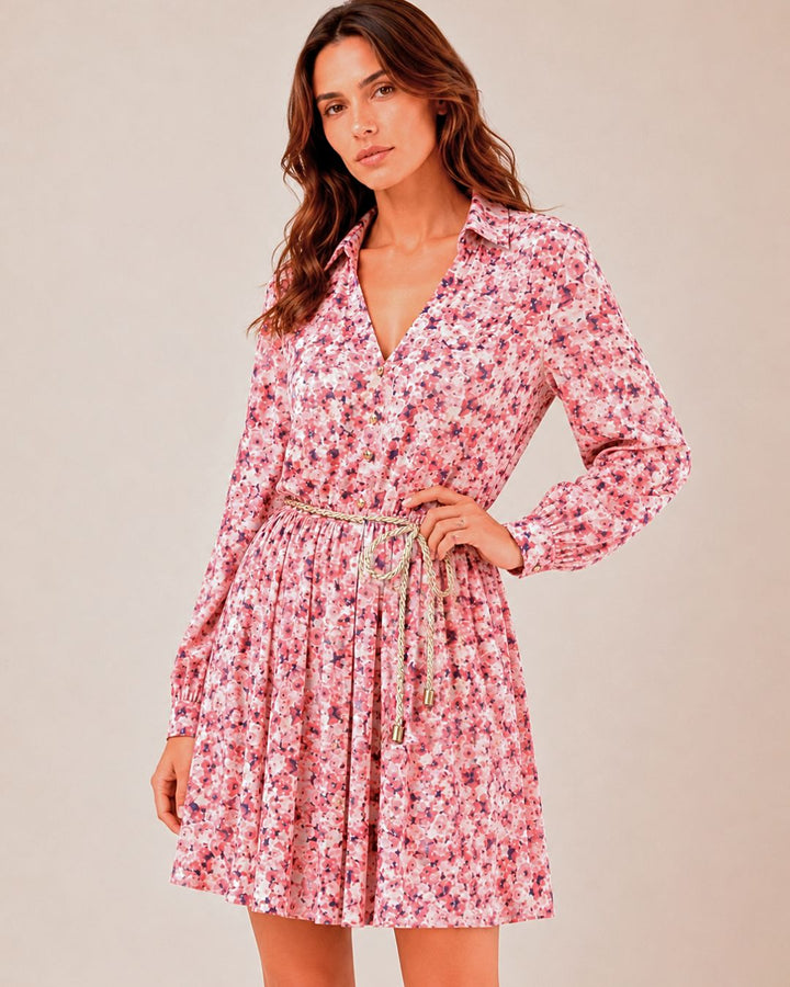 Vista posterior de vestido camisero estampado floral rosa para mujer con manga larga y caída fluida. con forro