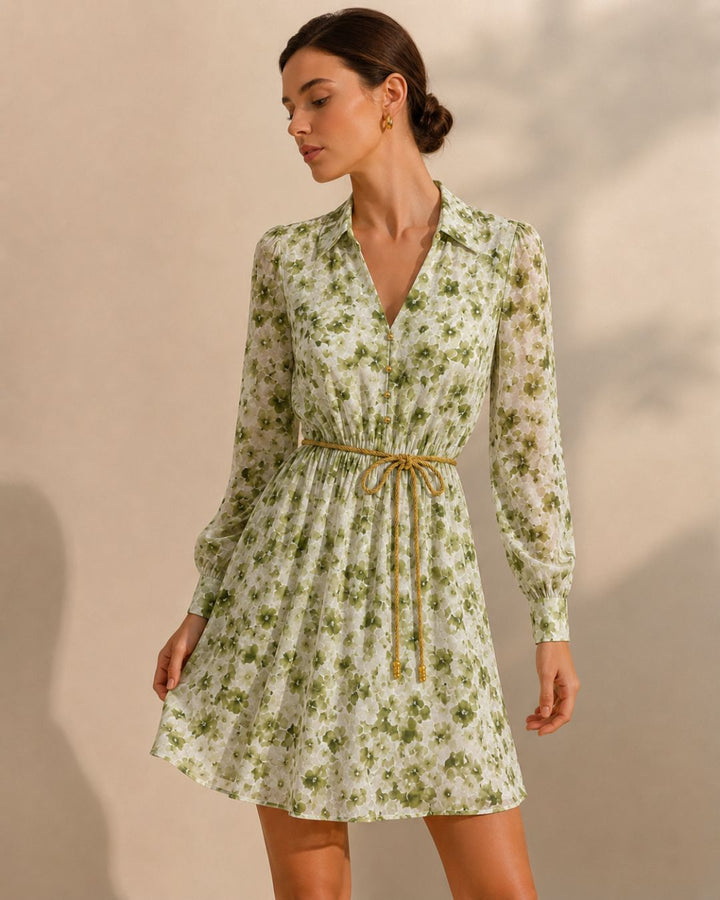 Vista posterior de vestido camisero estampado floral verde para mujer con manga larga y caída fluida. con forro