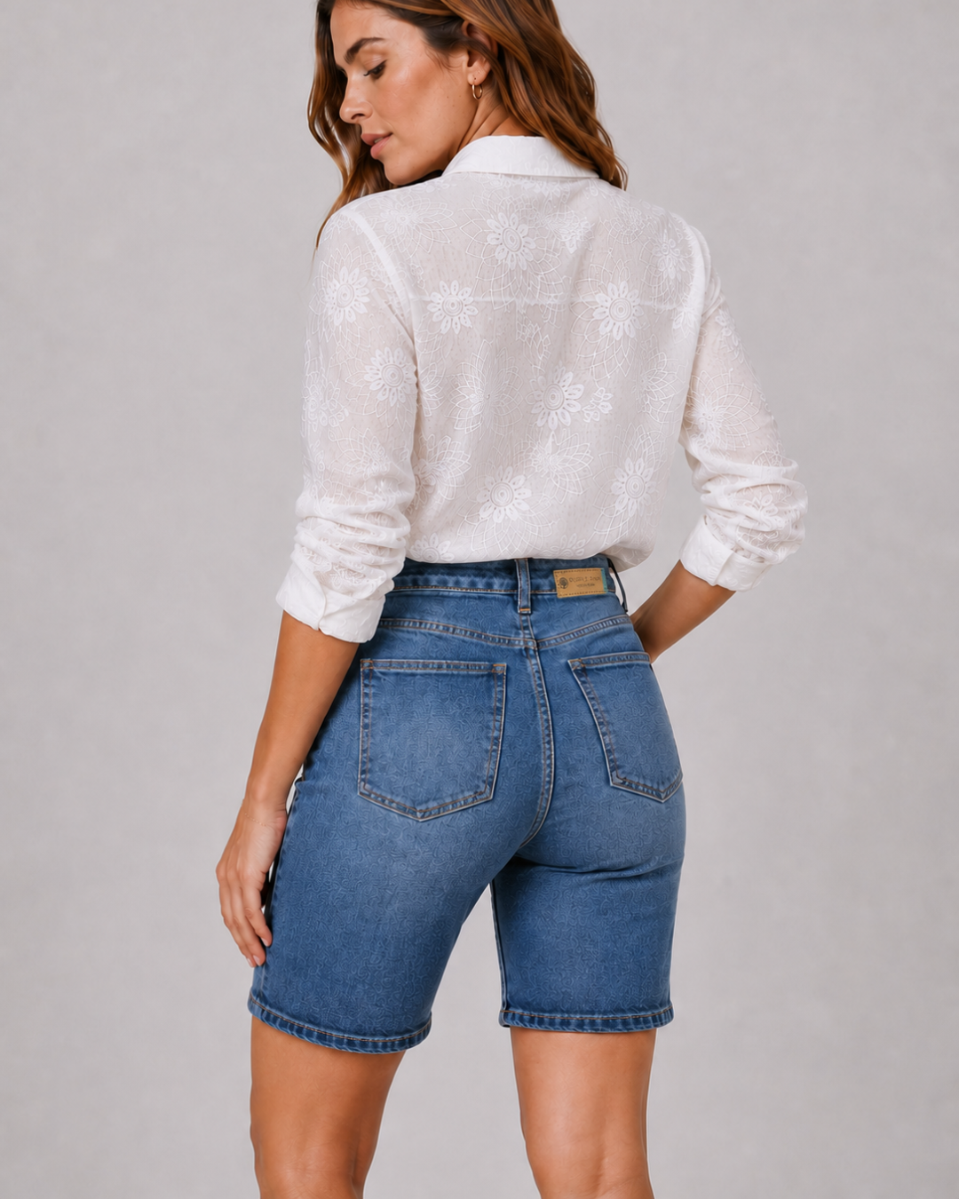 Bermuda denim azul para mujer con tiro alto y ajuste cómodo. Diseño versátil que estiliza la figura y aporta un look casual elegante.