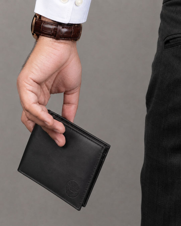 lifestyle.jpg
Hombre sosteniendo billetera ejecutiva negra de cuero Purple Rain, accesorio elegante para uso diario.