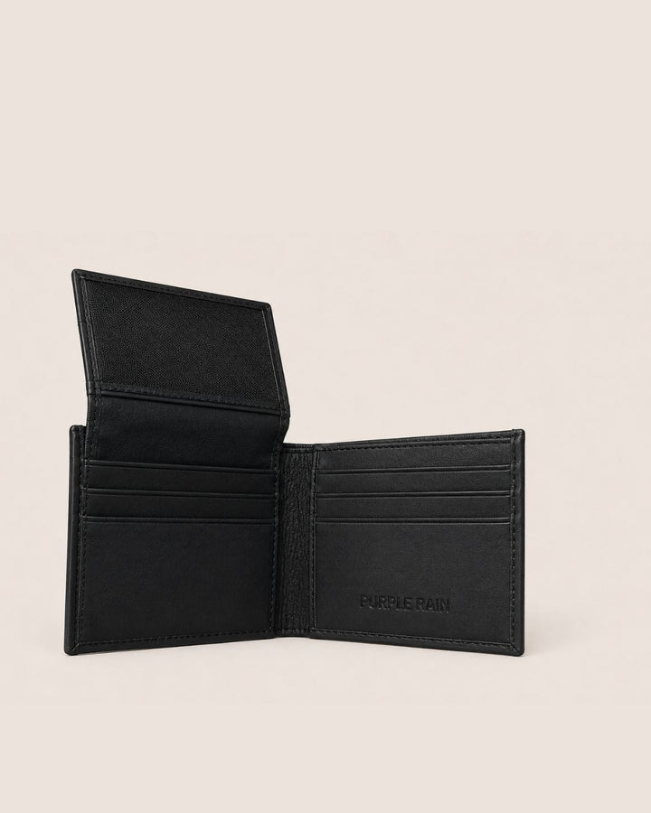 Interior de billetera ejecutiva negra de cuero con compartimentos para tarjetas y documentos.