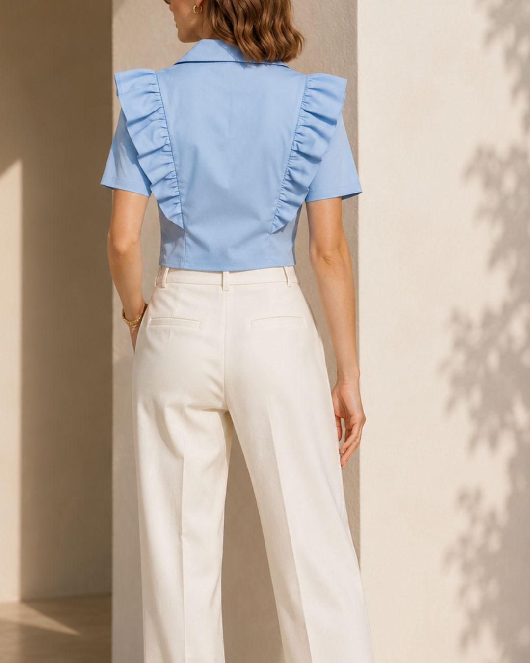 Blusa de algodón confeccionada con costuras precisas y telas de primera calidad. Diseño entallado que realza la silueta, complementado con un elegante detalle de bolero en los hombros. Cierre de amarre delantero que permite ajuste personalizado. La textura suave del algodón garantiza comodidad durante todo el día, ideal para looks casuales y profesionales.