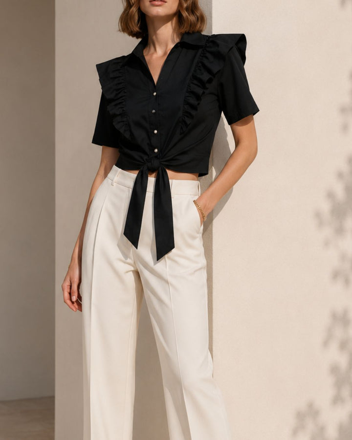 Blusa de algodón confeccionada con costuras precisas y telas de primera calidad. Diseño entallado que realza la silueta, complementado con un elegante detalle de bolero en los hombros. Cierre de amarre delantero que permite ajuste personalizado. La textura suave del algodón garantiza comodidad durante todo el día, ideal para looks casuales y profesionales.