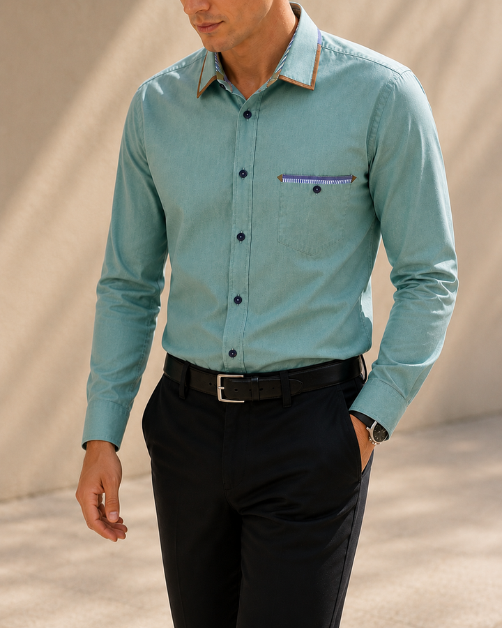 Elaborada en algodon, poliester y spandex, con detalles combinandos en el cuello, pechera y puño.
