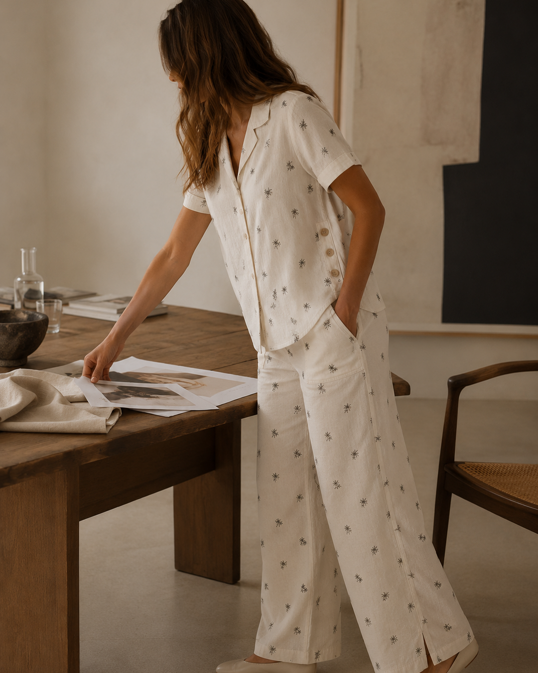 Blusa de manga corta
Cuello clásico
Botones frontales
Detalle de botones laterales decorativos
Pantalón de pierna amplia
Bolsillos de parche
Abertura lateral en la bota
Estampado sutil de palmeras
Tela fresca y de excelente caída