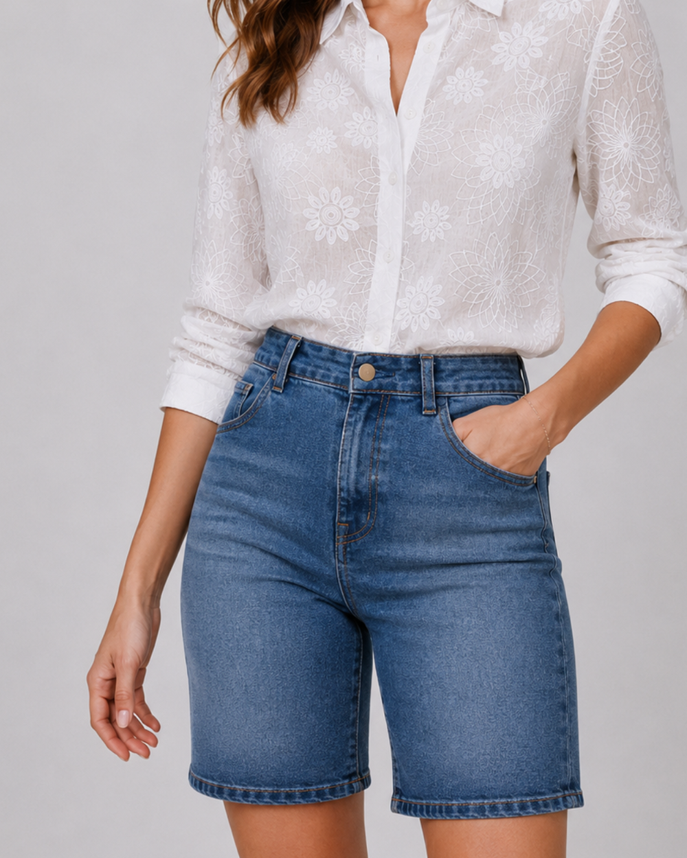 Bermuda denim azul para mujer con tiro alto y ajuste cómodo. Diseño versátil que estiliza la figura y aporta un look casual elegante.