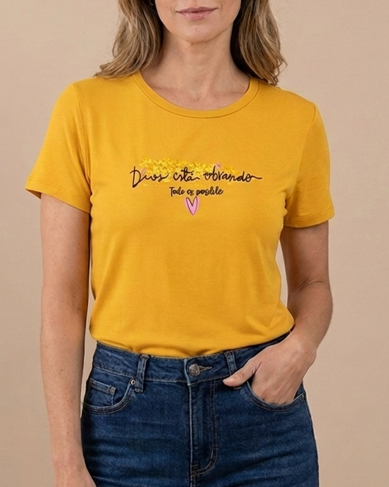 Camiseta estampada Dios esta obrando, todo el posible