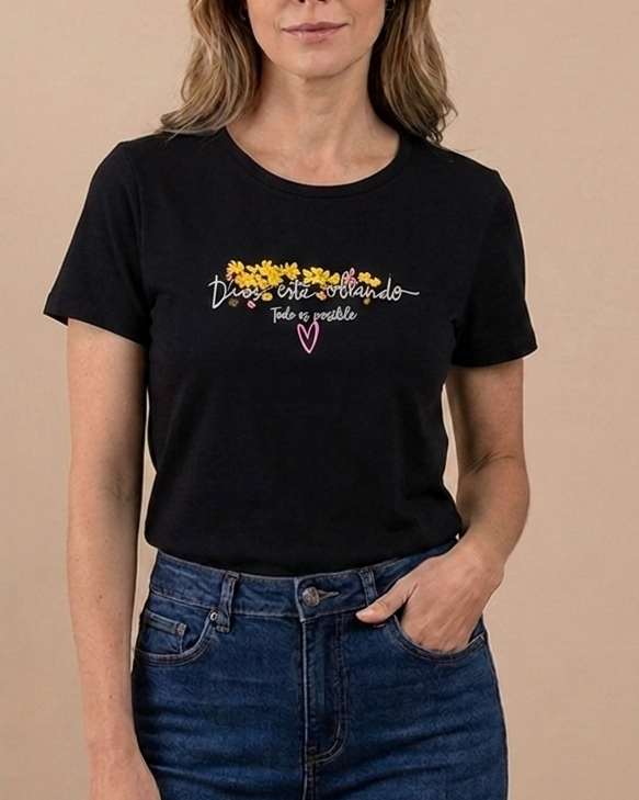 Camiseta estampada Dios esta obrando, todo el posible