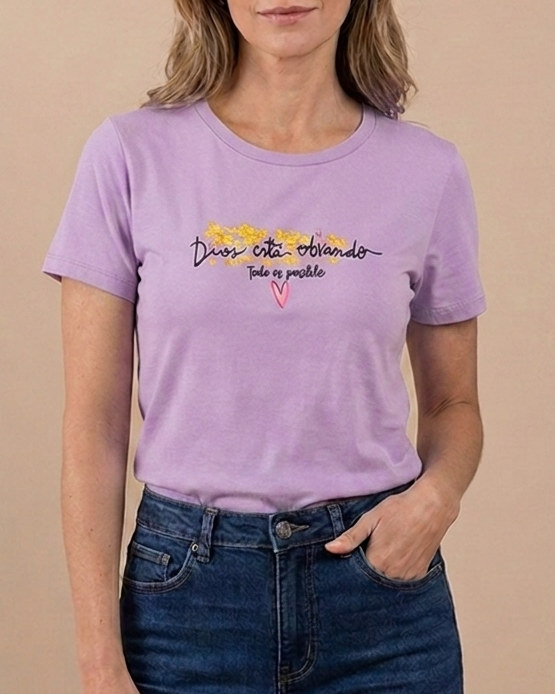 Camiseta estampada Dios esta obrando, todo el posible