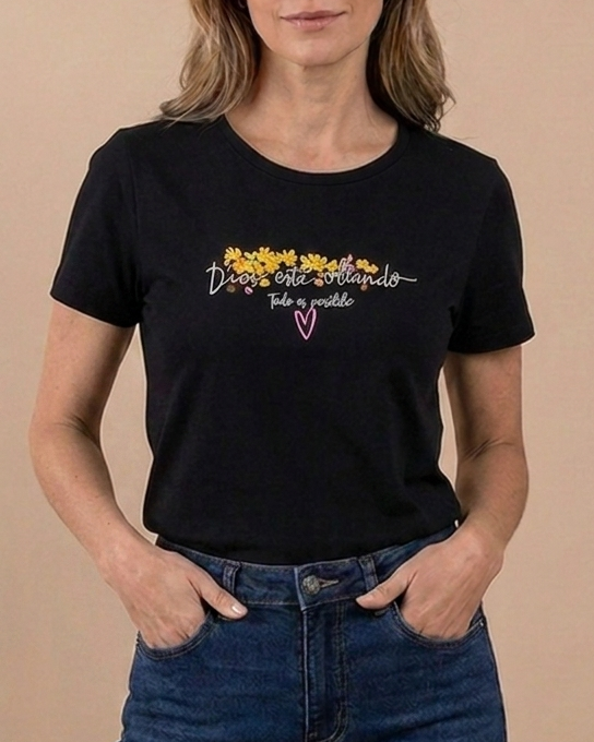Camiseta estampada Dios esta obrando, todo el posible