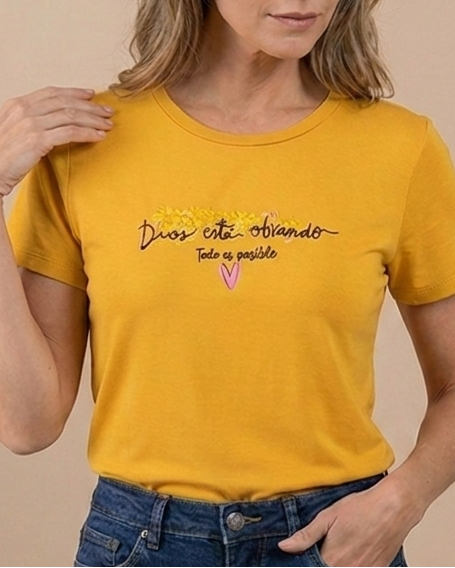 Camiseta estampada Dios esta obrando, todo el posible