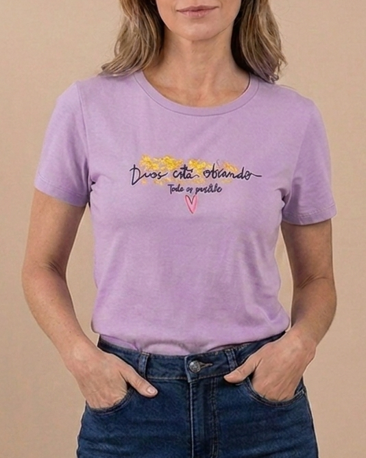 Camiseta estampada Dios esta obrando, todo el posible