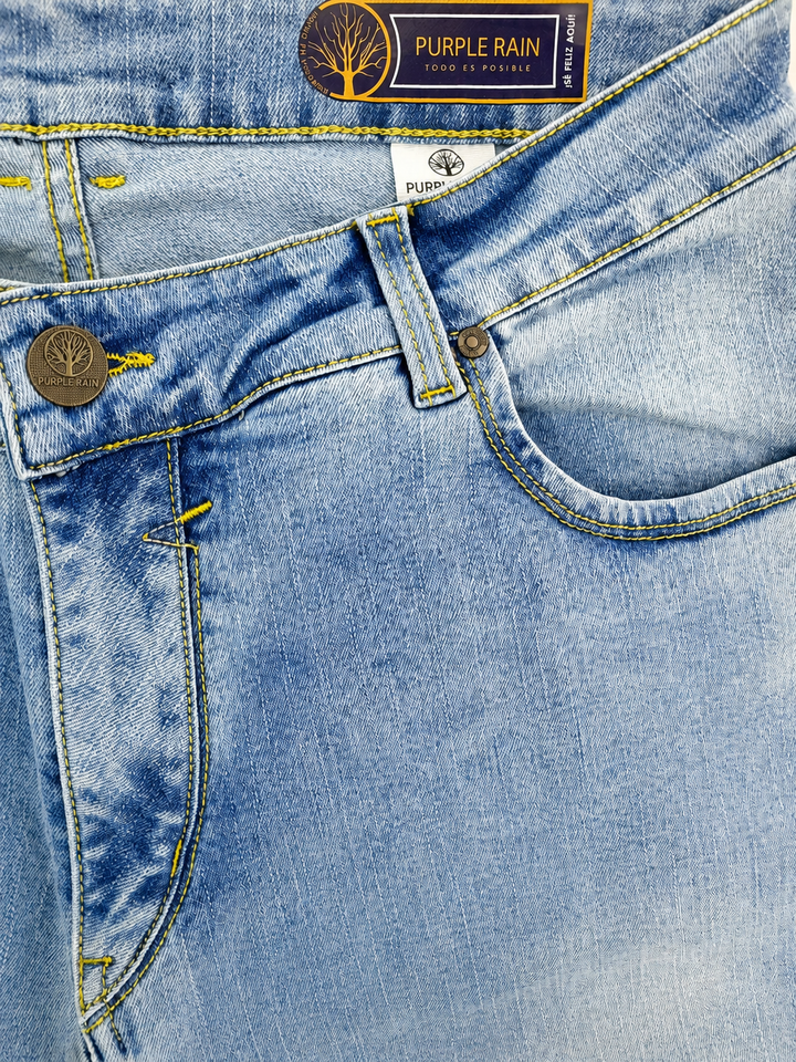 Detalle de bolsillo delantero y costuras de jean para hombre en denim azul claro
