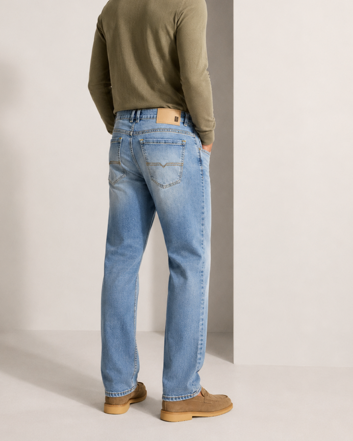 Vista trasera de jean para hombre azul claro con bolsillos clásicos y horma favorecedora