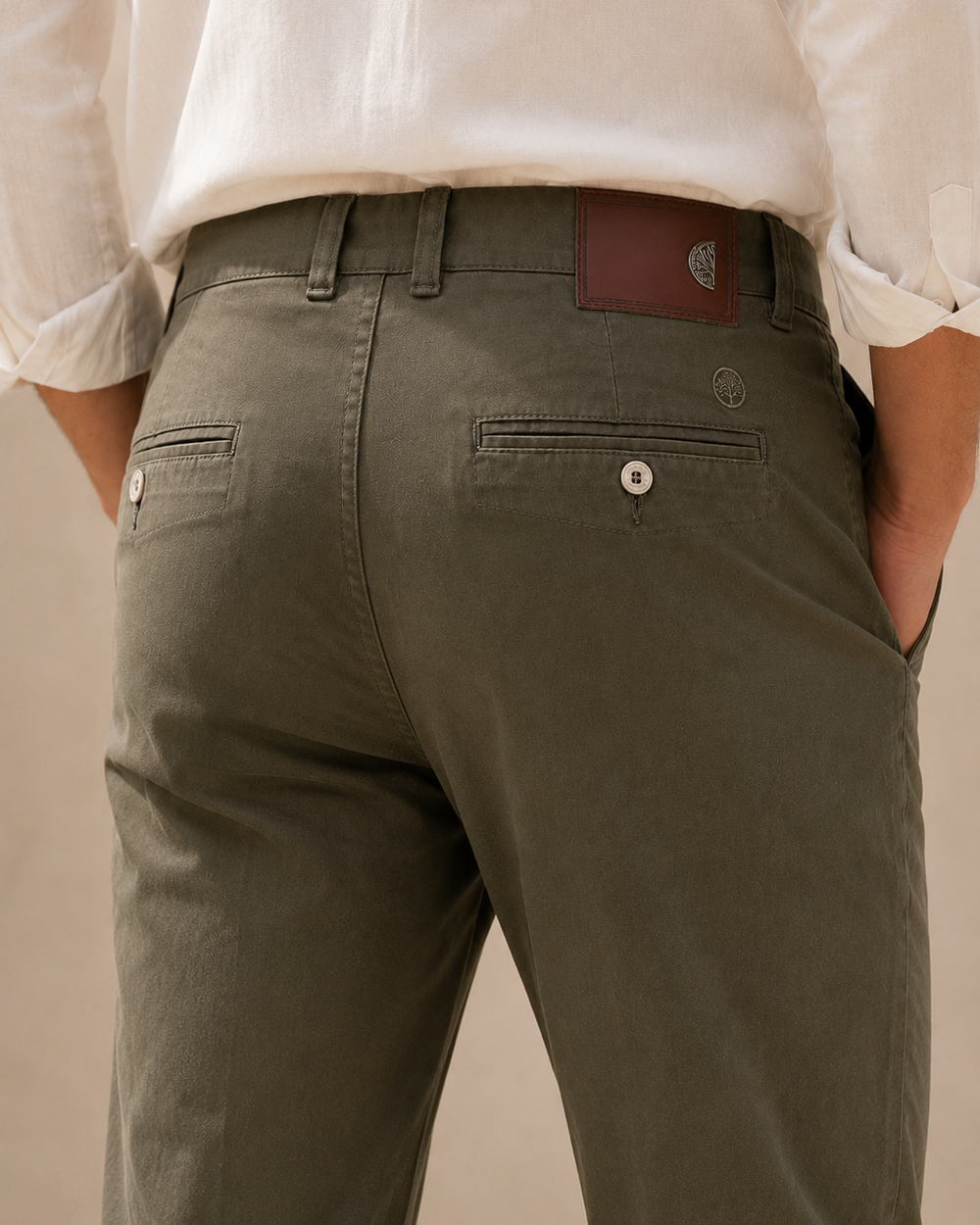 Pantalon con marquilla en eco cuero