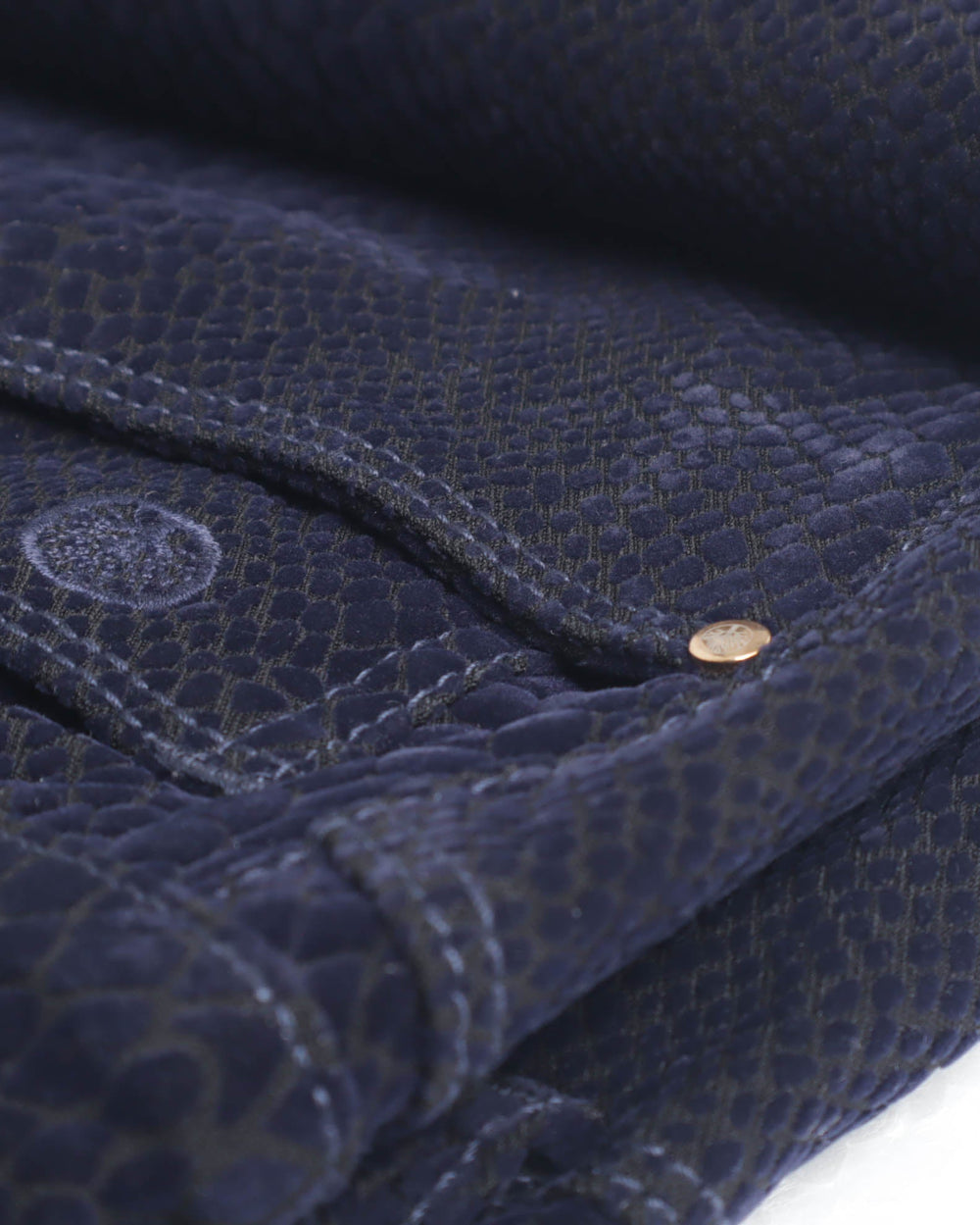Pantalón recto en relieve pitón azul noche. Tiro alto, ajuste elástico, caída fluida. Confección Purple Rain. Envío a toda Colombia.