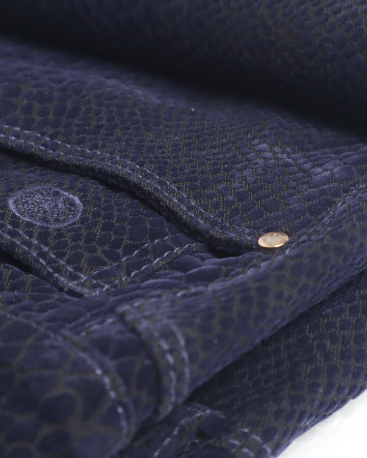 Pantalón recto en relieve pitón azul noche. Tiro alto, ajuste elástico, caída fluida. Confección Purple Rain. Envío a toda Colombia.