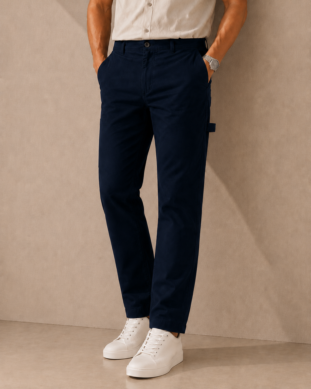 Pantalón carpintero para hombre color azul oscuro con diseño casual, corte moderno y acabado premium.