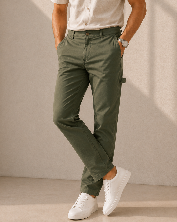 Pantalón carpintero para hombre color verde oliva con bolsillos utilitarios y diseño inspirado en el workwear moderno