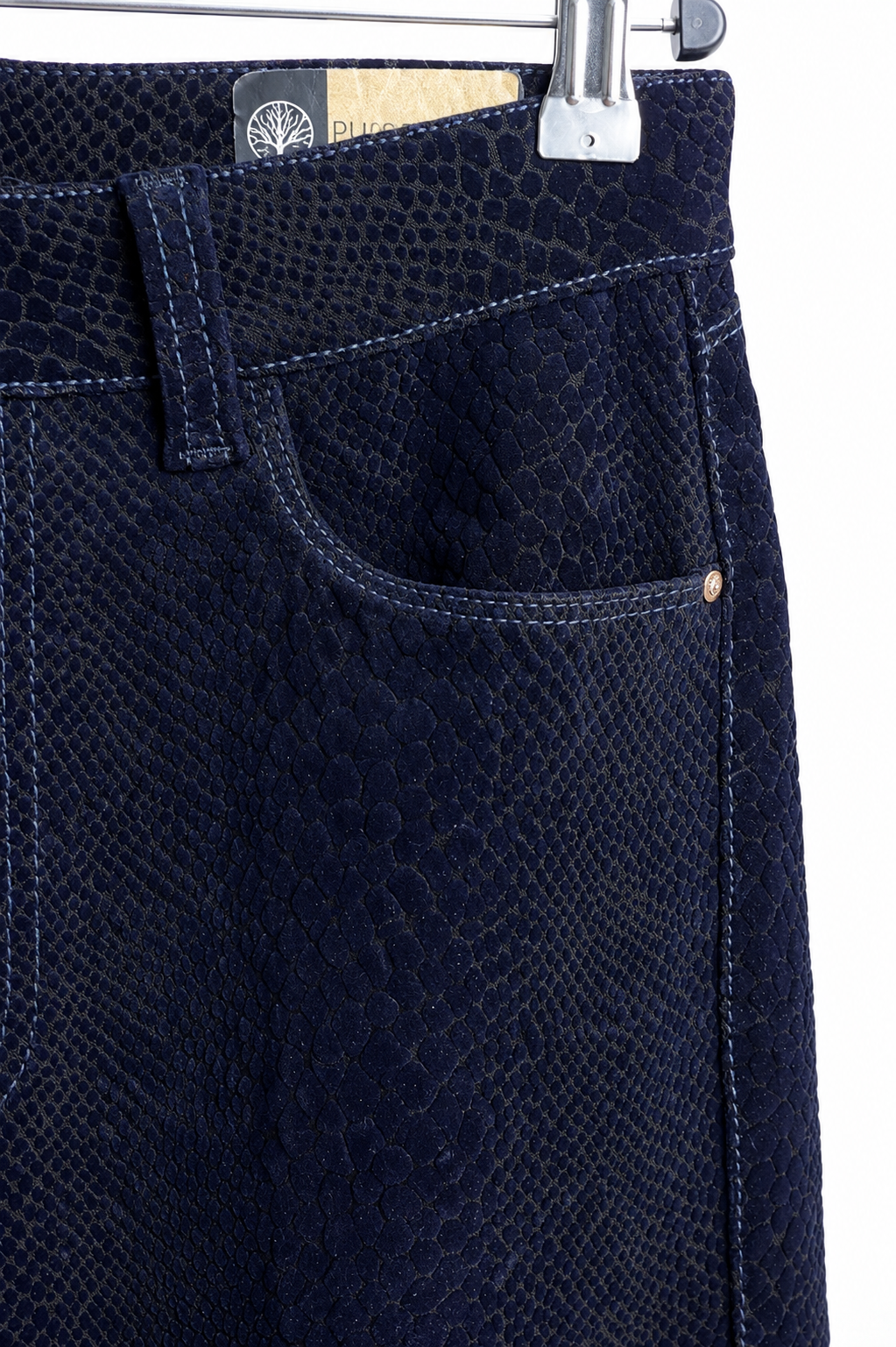 Pantalón recto en relieve pitón azul noche. Tiro alto, ajuste elástico, caída fluida. Confección Purple Rain. Envío a toda Colombia.