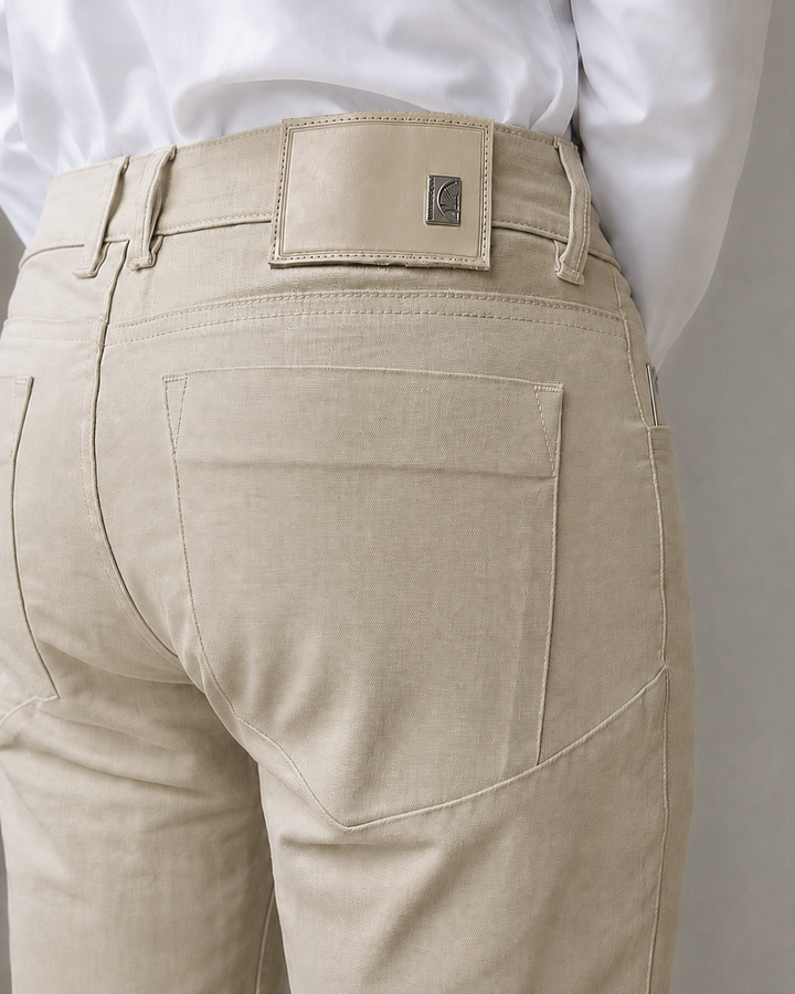pantalón en drill con elastómero Vista trasera de pantalón para hombre beige en drill premium con excelente horma y ajuste