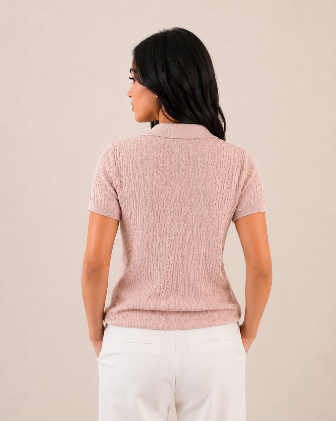 Vista posterior de polo tejido rosado para mujer. Diseño cómodo con excelente caída y ajuste favorecedor. 