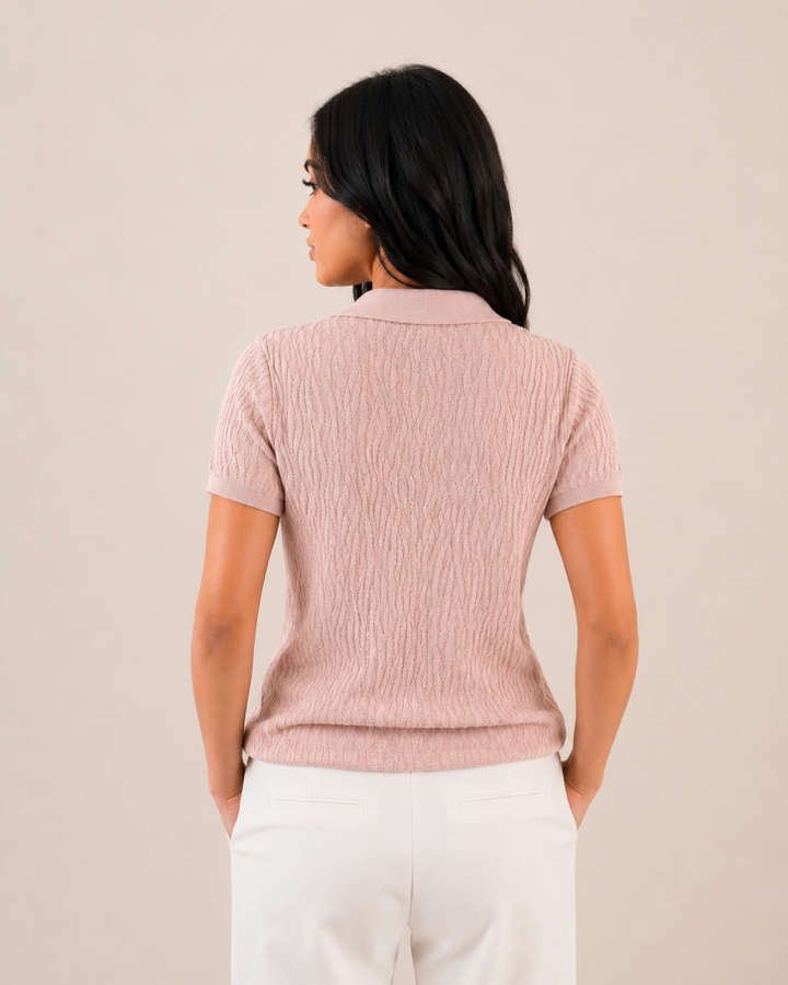 Vista posterior de polo tejido rosado para mujer. Diseño cómodo con excelente caída y ajuste favorecedor. 