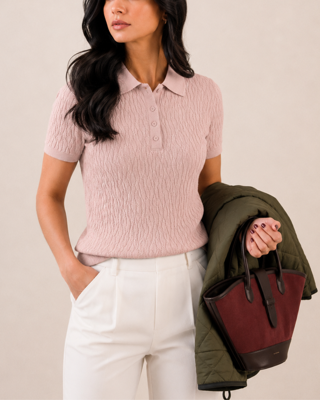 Polo tejido rosado para mujer con cuello clásico y manga corta. Diseño elegante y femenino con textura sutil ideal para looks casuales y smart casual.