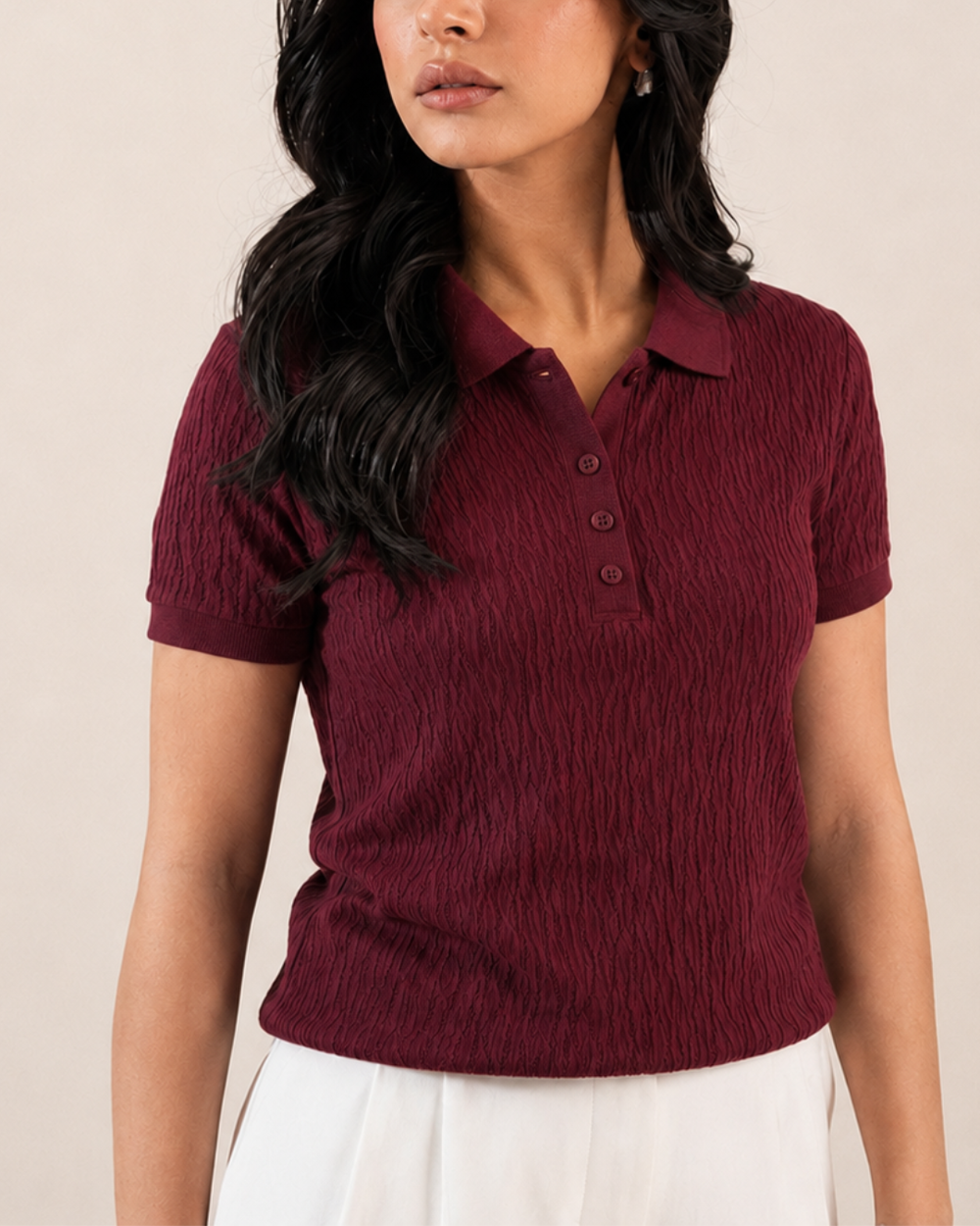 Polo tejido vinotinto para mujer con cuello clásico y acabado texturizado. Prenda versátil para combinar con pantalones o jeans.