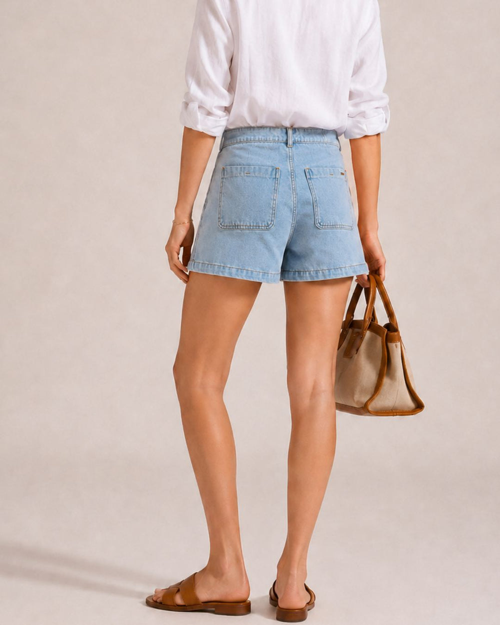 Short denim azul claro para mujer con tiro alto y cinturón elaborado en la misma tela. Diseño femenino que estiliza la silueta y aporta comodidad para el día a día. bolsillos de parche 