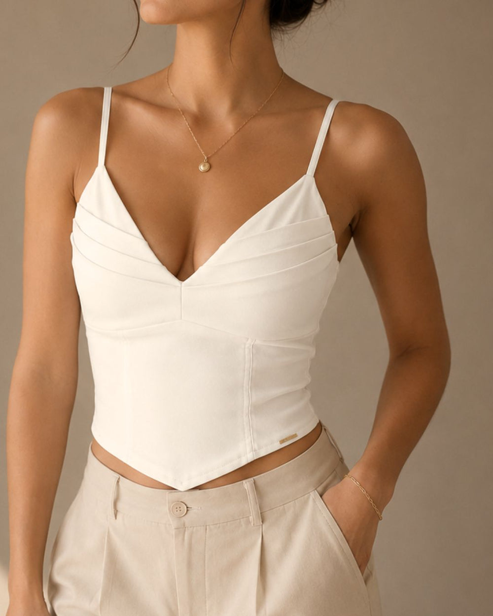 Diseñado para realzar tu silueta con elegancia y comodidad, el Top Corset Aura combina una estructura inspirada en el corset clásico con la suavidad y elasticidad de una tela moderna que se adapta perfectamente al cuerpo.