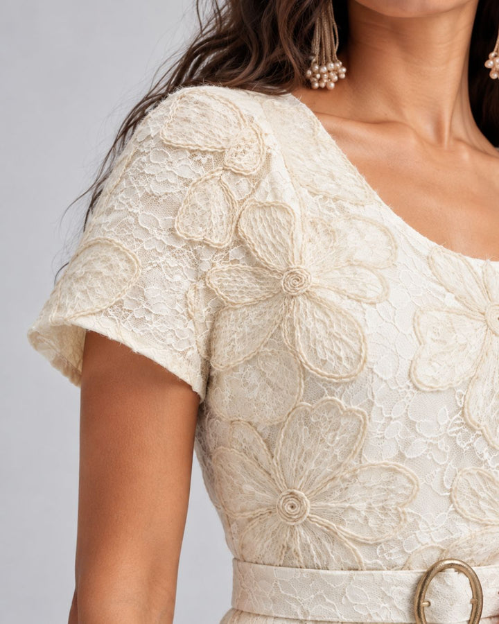 Vestido Corto Dama en Encaje Floral Texturizado con Cinturón – Marfil