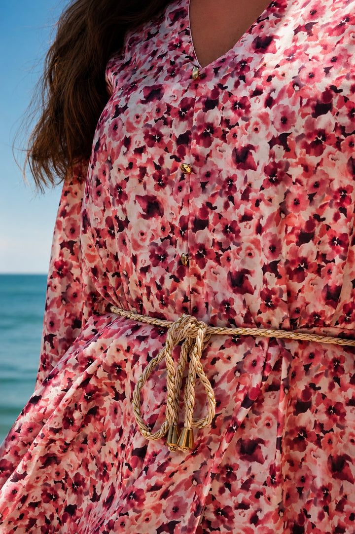 Vista posterior de vestido camisero estampado floral gris para mujer con manga larga y caída fluida con forro