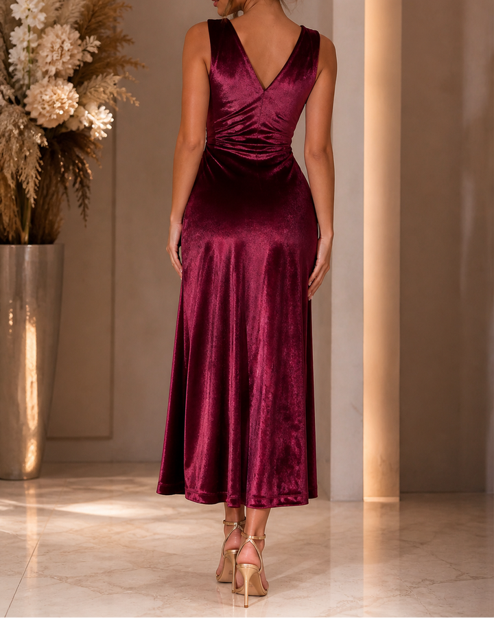 Vestido Dama elegante, color Vino, sin mangas, cuello ojal cerrado, detalle de herraje metálico en el hombro, abertura en falda frontal - Purple Rain